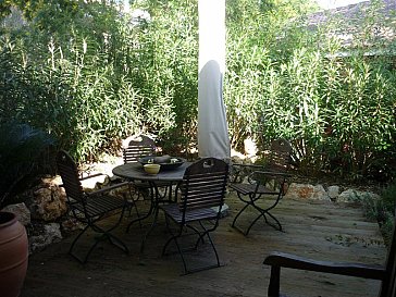 Ferienhaus in Gassin - Im Garten findet man überall schattige Plätzchen