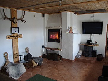 Ferienhaus in Kallinge - Das Wohnzimmer mit Kamin und TV