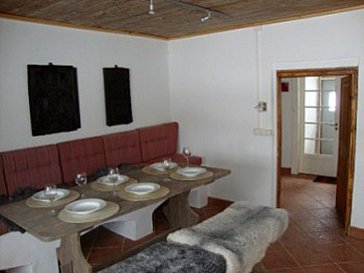 Ferienhaus in Kallinge - Das Wohnzimmer, gedeckter Tisch