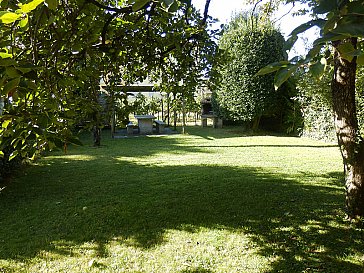 Ferienhaus in Ascona - Garten mit Pergola und Grill