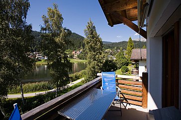 Ferienwohnung in Laax - Balkon mit Aussicht auf den Laaxersee