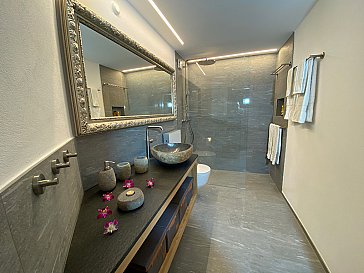 Ferienwohnung in Laax - Badezimmer mit Dusche