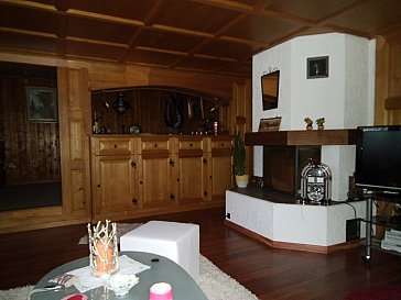 Ferienhaus in Schwanden - Wohnzimmer mit Kamin