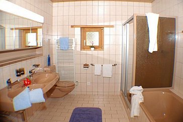 Ferienwohnung in Samnaun-Compatsch - Bad mit Badewanne, Dusche, WC