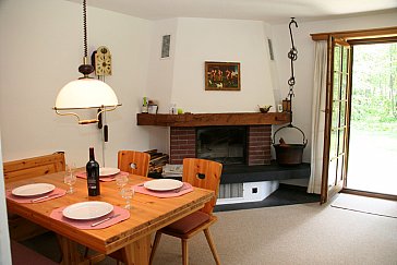 Ferienwohnung in Klosters - Esstisch mit Kamin