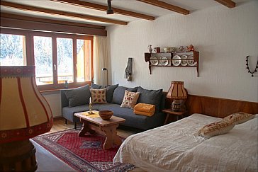 Ferienwohnung in Klosters - Wohnzimmer mit Doppelbett