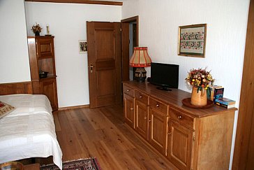 Ferienwohnung in Klosters - Wohnzimmer mit Doppelbett