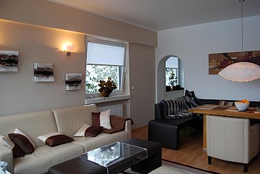 Ferienwohnung in Seefeld - Wohnzimmer mit Lederganitur und Essecke