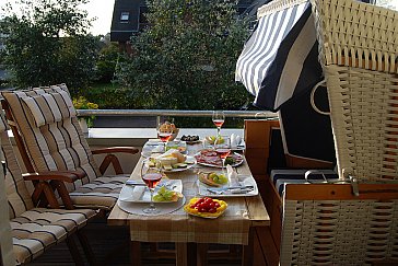 Ferienwohnung in Wenningstedt - Balkon mit Strandkorb, Tisch und 2 Stühlen