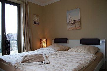 Ferienwohnung in Wenningstedt - Schlafzimmer 1 mit Doppelbett und Kleiderschrank