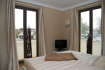 Ferienwohnung in Wenningstedt - Schlafzimmer 1 mit Doppelbett und TV