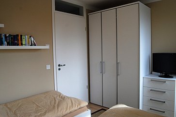Ferienwohnung in Wenningstedt - Schlafzimmer 2 mit TV und Kleiderschrank