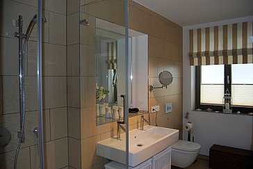 Ferienwohnung in Wenningstedt - Badezimmer mit grossem Doppelwaschbecken