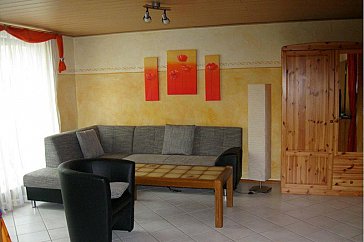 Ferienwohnung in Rust - Wohnbereich mit Couch & Schrank
