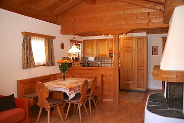 Ferienwohnung in Klosters - Wohnzimmer mit Kamin