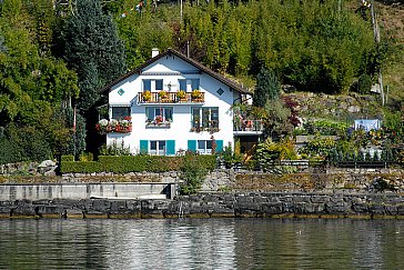 Ferienwohnung in Weggis - Hausansicht vom See, fotografiert aus dem Schiff