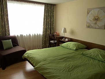 Ferienwohnung in Davos - Schlafzimmer (Ehebett und Schlafsessel)