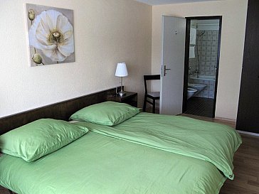 Ferienwohnung in Davos - Schlafzimmer mit Badezimmer en-suite