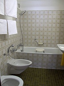 Ferienwohnung in Davos - Badezimmer en-suite (2 Waschbecken, 1 Bidet, 1 WC)