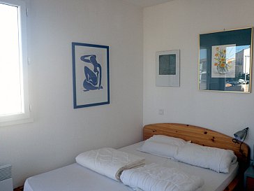 Ferienhaus in St. Pierre la Mer - Schlafzimmer mit Zugang zur Loggia o. Dachterrasse