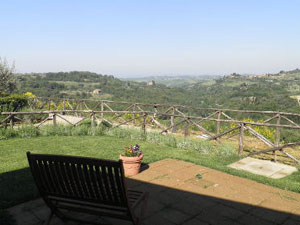 Ferienwohnung in Castelmuzio - Die kl. Terrasse mit Blick Richtung Montisi und Si