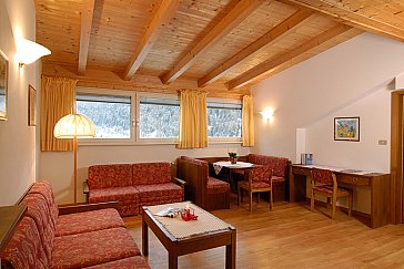 Ferienwohnung in St. Ulrich in Gröden - Wohnzimmer mit gemütlicher Sitzecke & Schlafcouch