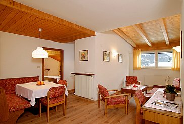 Ferienwohnung in St. Ulrich in Gröden - Wohnzimmer mit gemütlicher Sitzecke & Schlafcouch