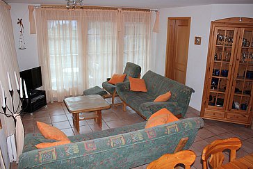 Ferienwohnung in Grächen - Wohnzimmer mit Sofa