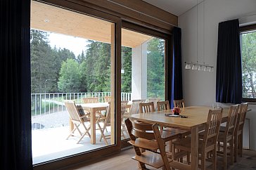 Ferienwohnung in Lenzerheide - Esstisch mit Blick zum Balkon