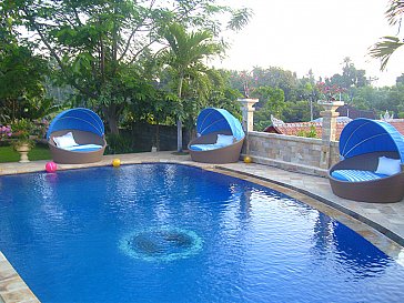 Ferienhaus in Lovina - Unterer Pool mit runden Liegen