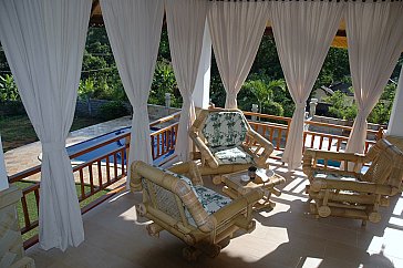 Ferienhaus in Lovina - Einer der grosszügigen Veranda