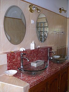Ferienhaus in Lovina - Badezimmer mit Doppellavabo und Dusche
