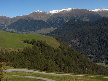 Ferienwohnung in Tschlin - Blick ins Tal im Sommer