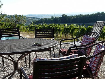 Ferienhaus in Cupramontana - Holzterrasse am Haus