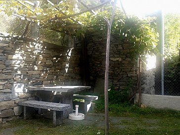 Ferienhaus in Linescio - Grosser Garten mit Steintisch und Pergola