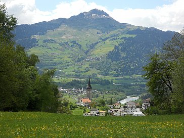 Ferienwohnung in Sagogn - Dorfansicht mit Piz Mundaun