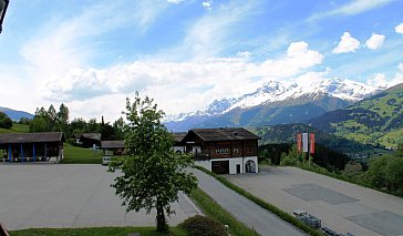 Ferienwohnung in Surcuolm - Aussicht und im Vordergrund Bergbahnen