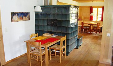 Ferienhaus in Lumbrein - Handgebauter Specksteinofen mit Esstisch