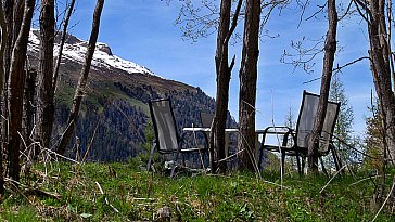 Ferienhaus in Zinal - Sitzplatz mitten in der Natur