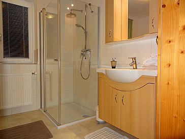 Ferienwohnung in Lofer-St. Martin - Bad mit Badewanne und Duschkabine