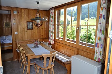 Ferienhaus in Adelboden - Wohnraum mit Esstisch