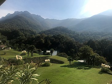 Ferienwohnung in Lugano-Cadro - Blick vom Balkon auf die Liegewiese