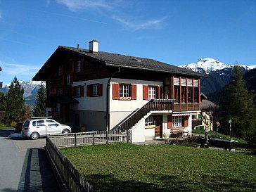 Ferienhaus in Lumbrein - Westfassade mit Zufahrt und Parkplatz