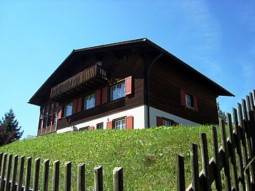 Ferienhaus in Lumbrein - Ostfassade mit Umschwung