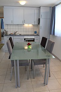 Ferienwohnung in Saas-Almagell - Esstisch und Küche