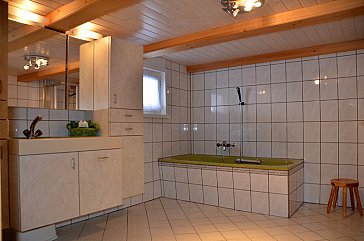 Ferienwohnung in Brunnadern - Badezimmer