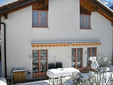 Ferienwohnung in Scuol - Studio Senda 495D, Westseite mit Sitzplatz/Grill