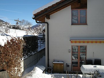 Ferienwohnung in Scuol - Westseite Richtung Ost - im Hintergrund Bergbahn