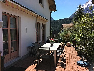 Ferienwohnung in Scuol - Gartensitzplatz, Blick Richtung Süd-West