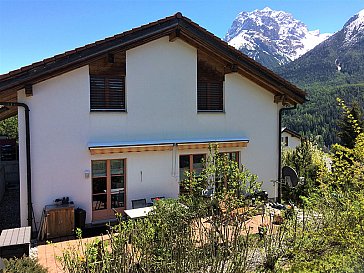 Ferienwohnung in Scuol - Hausansicht Westseite, Studiowohnung im EG links